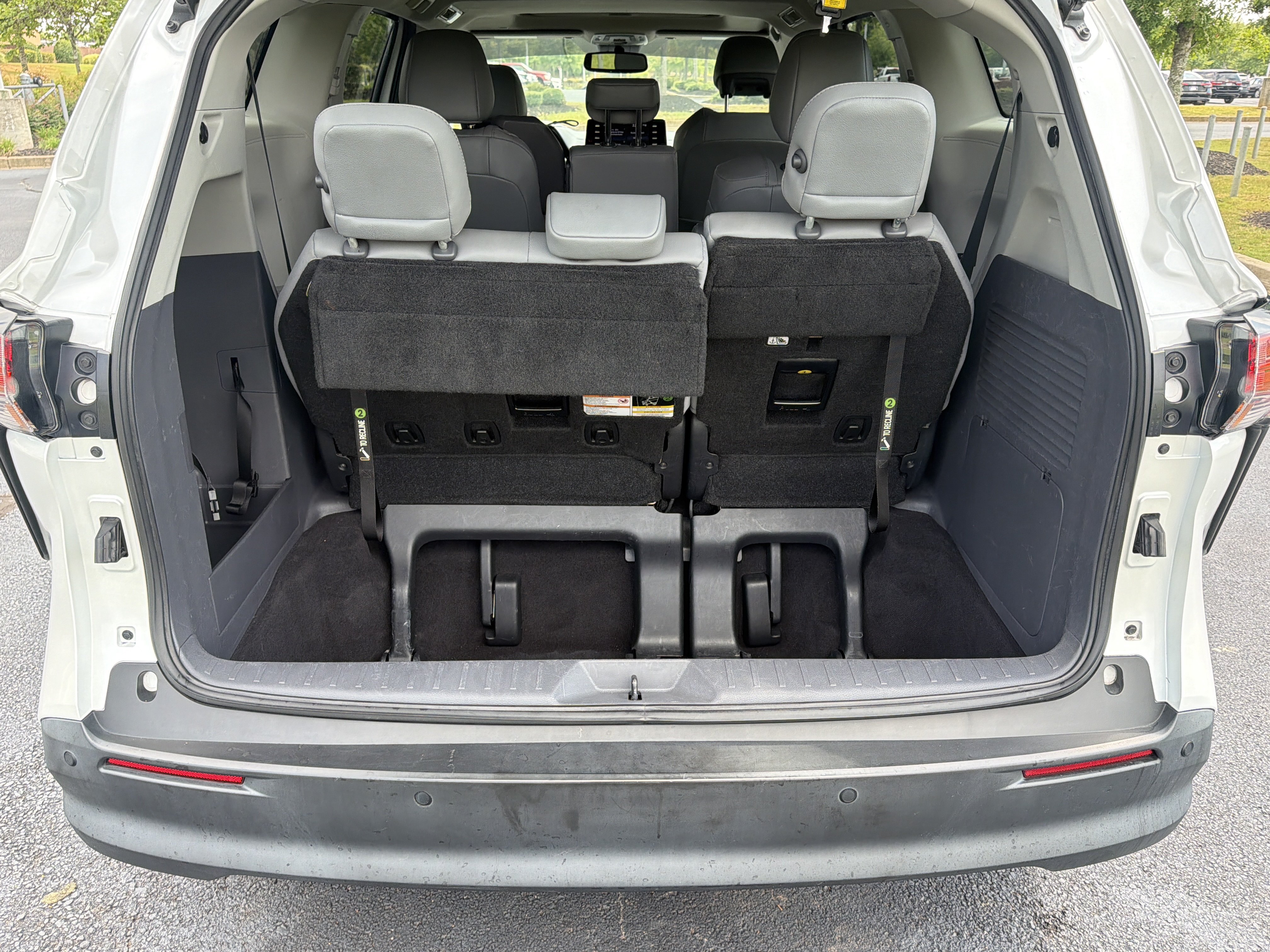 Used 2022 Toyota Sienna XLE FWD image 30