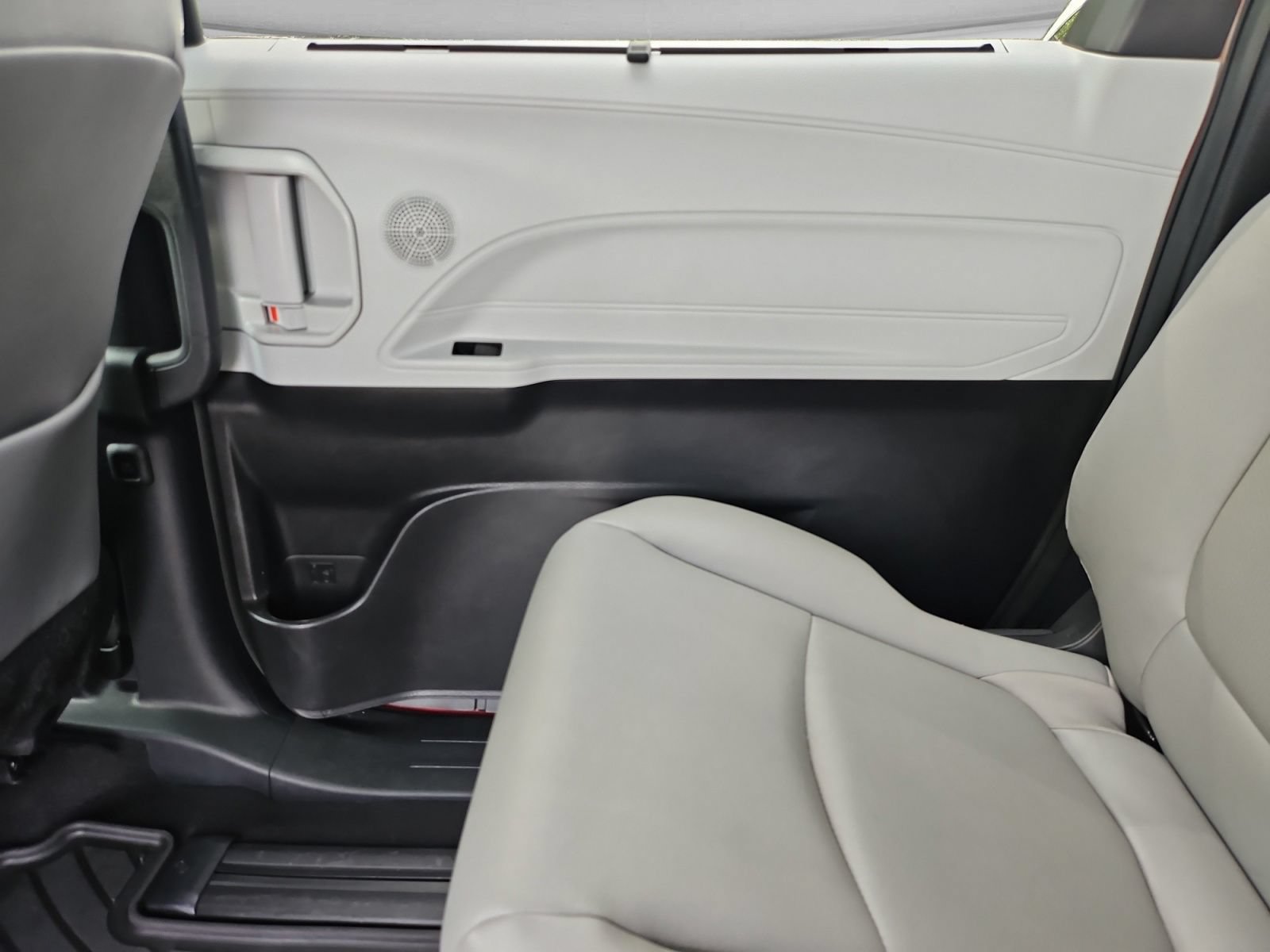 Used 2025 Toyota Sienna XLE FWD image 37