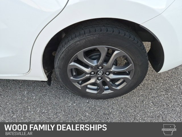 Used 2019 Toyota Yaris L image 9