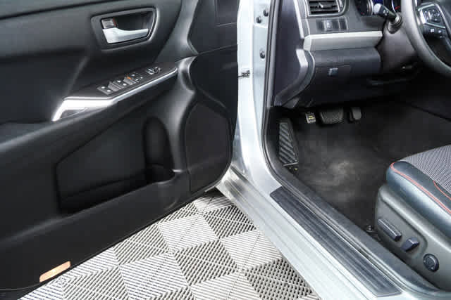 Used 2016 Toyota Camry SE image 7