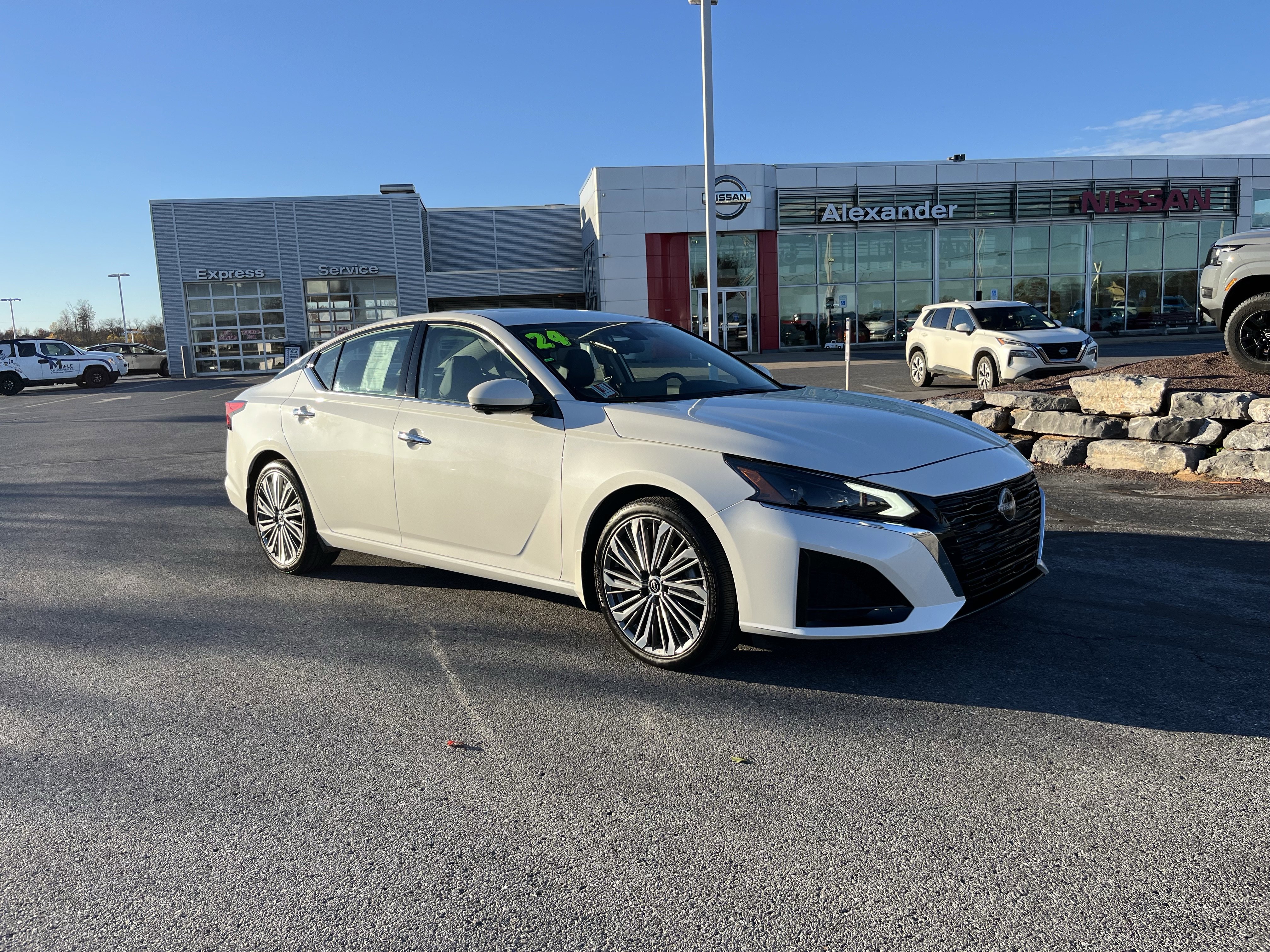 Used 2024 Nissan Altima 2.5 SL image 1