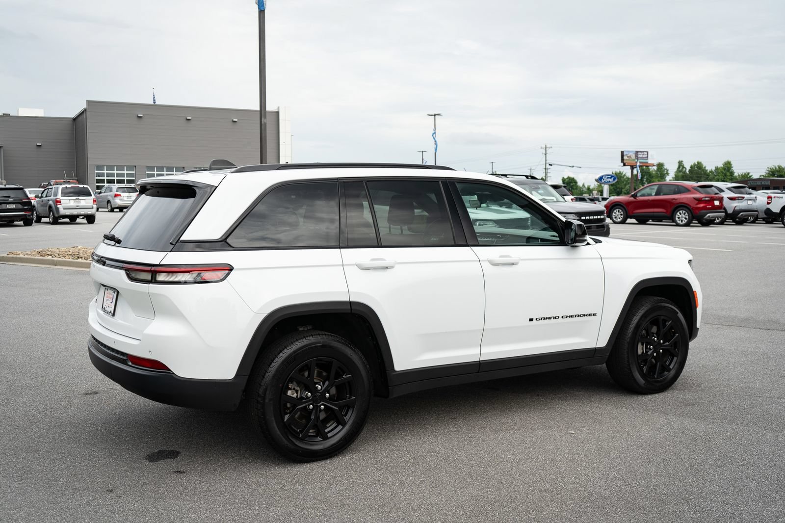 Used 2025 Jeep Grand Cherokee Altitude AWD/4WD image 10