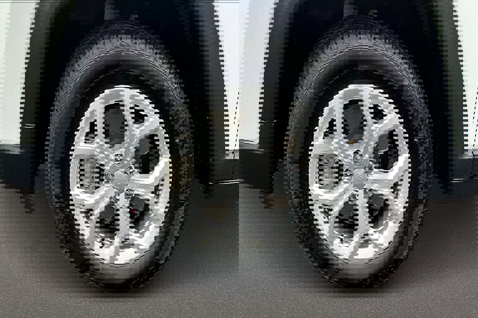 Used 2024 Jeep Compass Latitude image 12