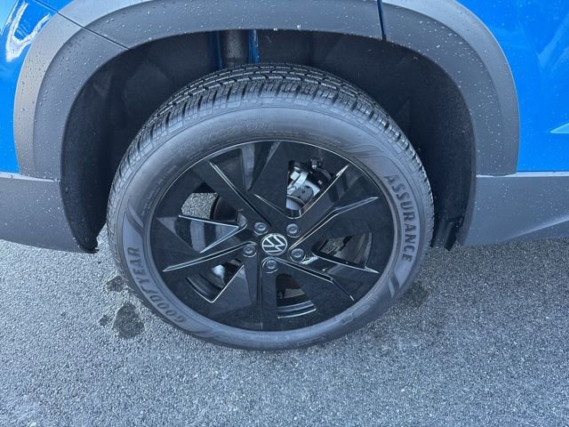 Certified 2025 Volkswagen Taos SE image 31