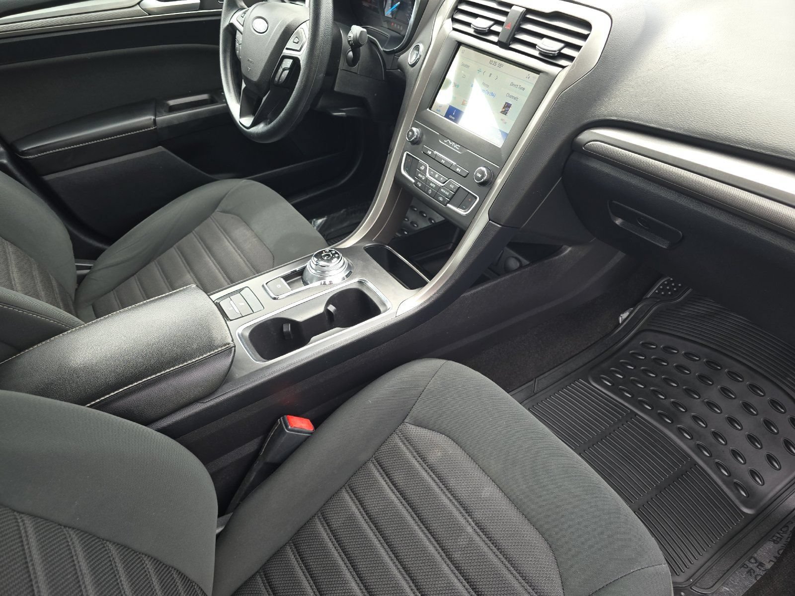 Used 2020 Ford Fusion SE FWD image 17