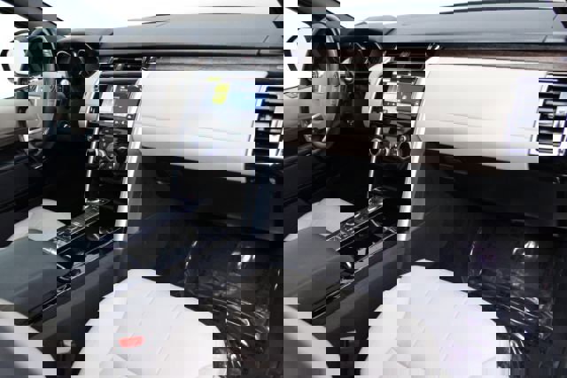 Used 2017 Land Rover Discovery HSE image 28