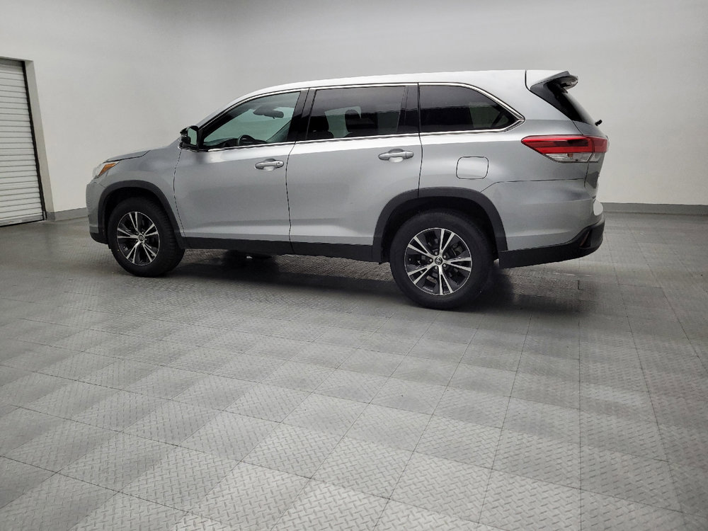 Used 2019 Toyota Highlander LE image 3