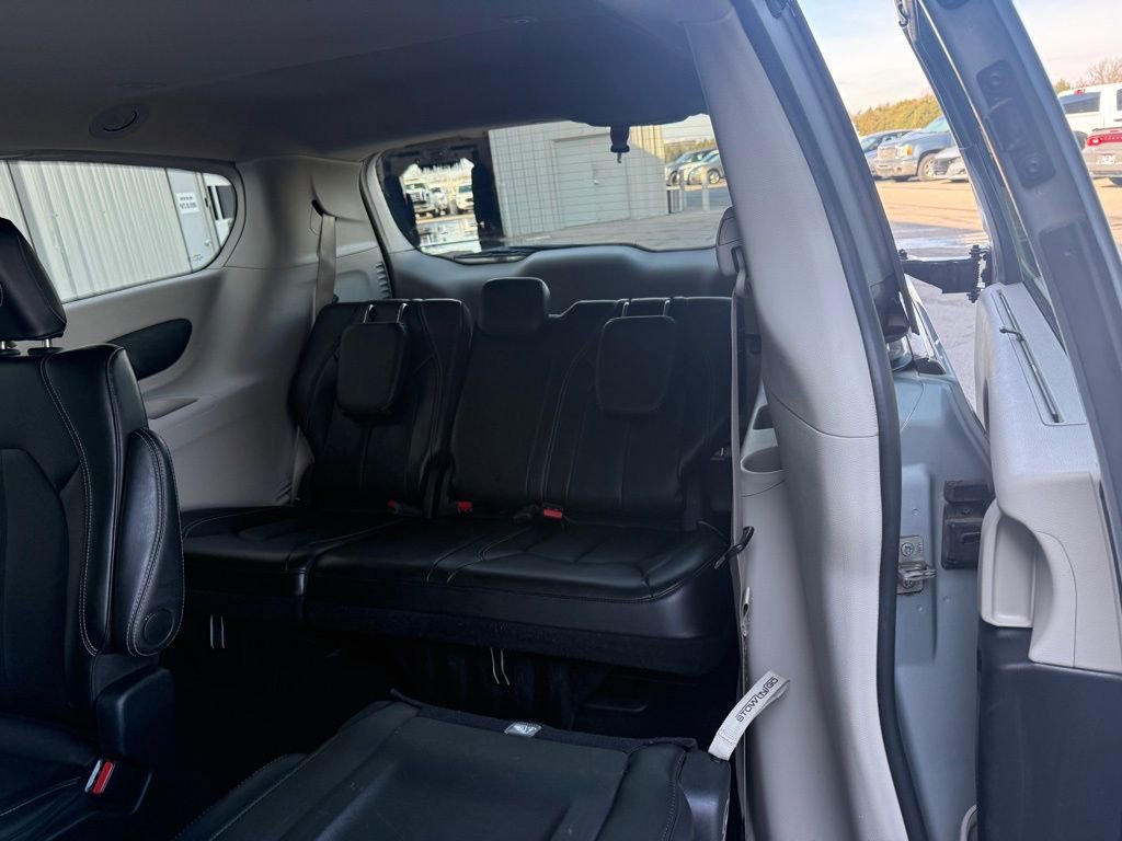 Used 2024 Chrysler Pacifica Touring-L image 15