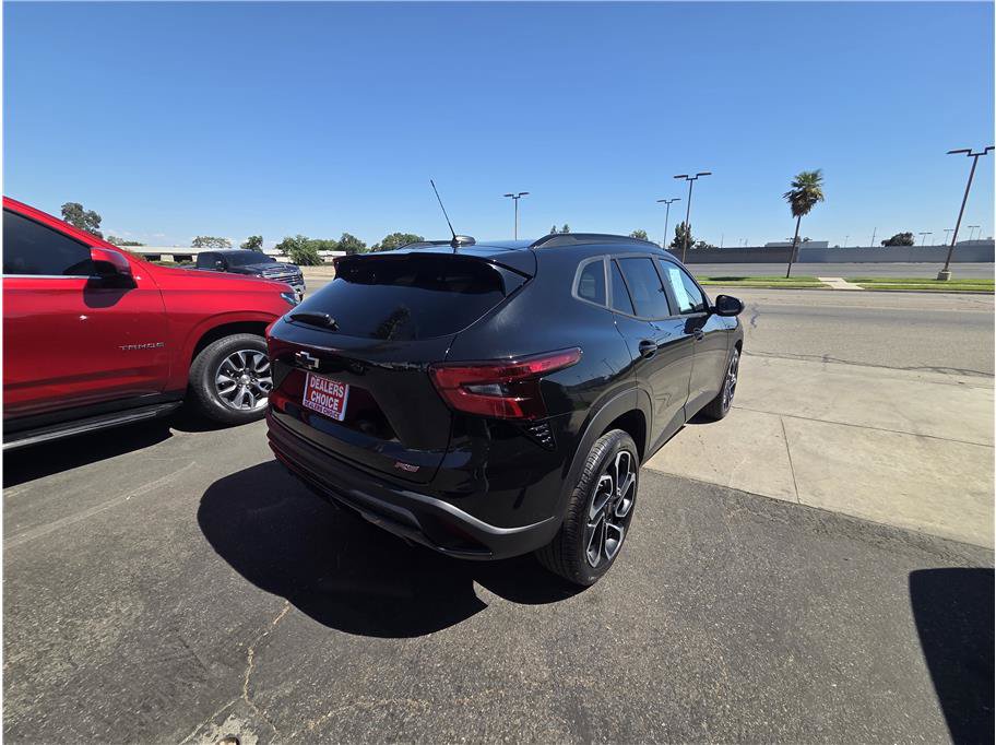 Used 2024 Chevrolet Trax RS w/ Sunroof Package FWD image 5