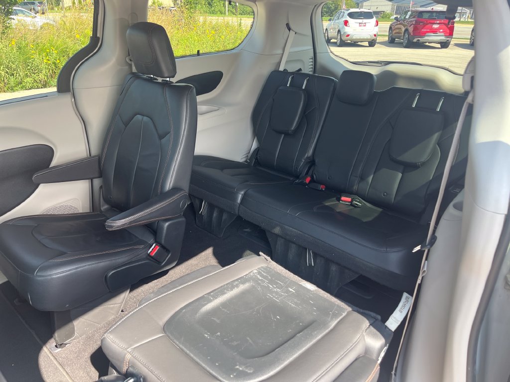 Used 2017 Chrysler Pacifica Touring-L w/ Tire & Wheel Group FWD image 26