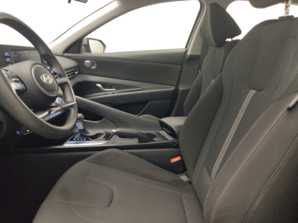 Used 2025 Hyundai Elantra SE FWD image 17