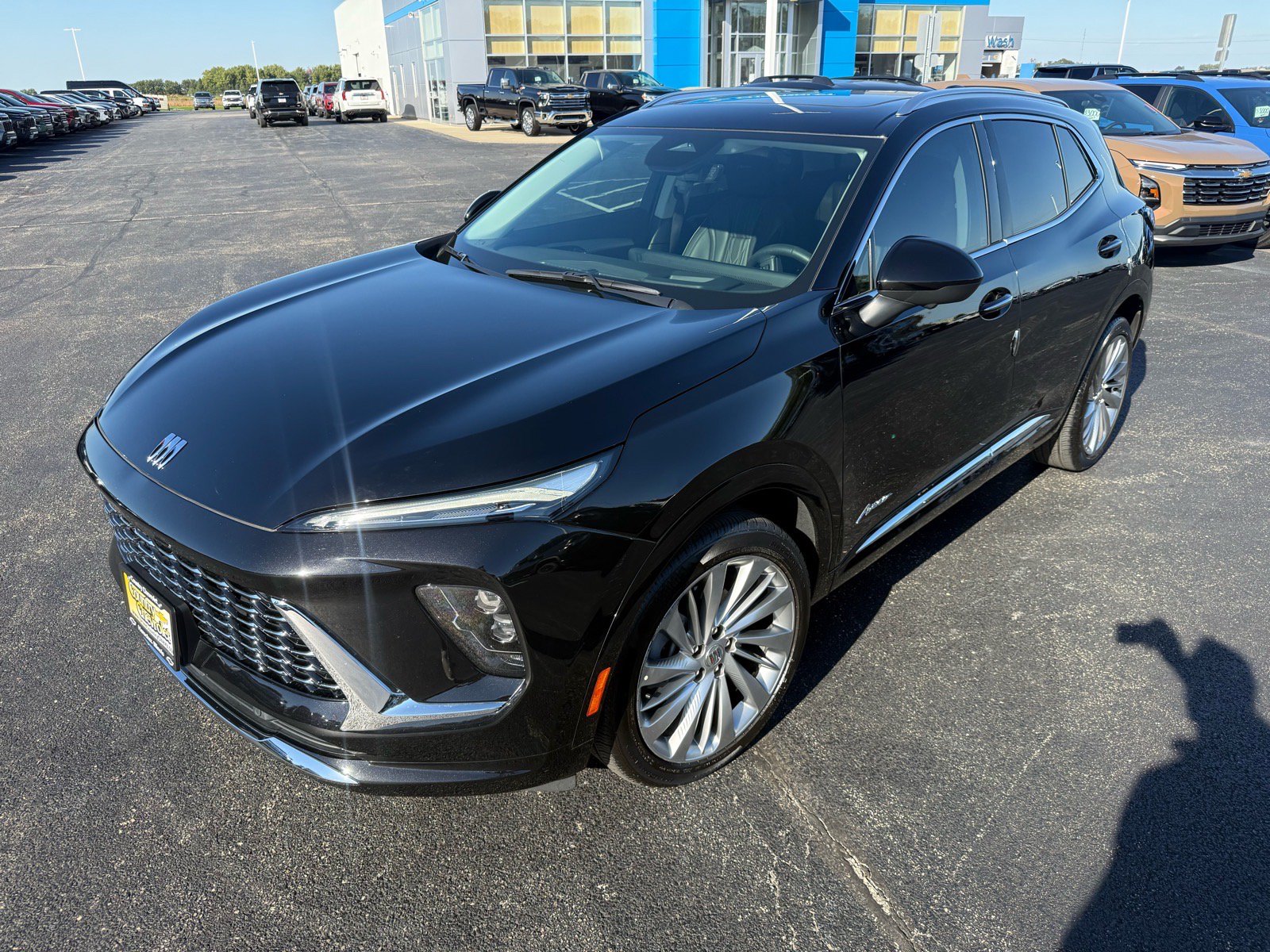 Used 2025 Buick Envision Avenir AWD/4WD image 2