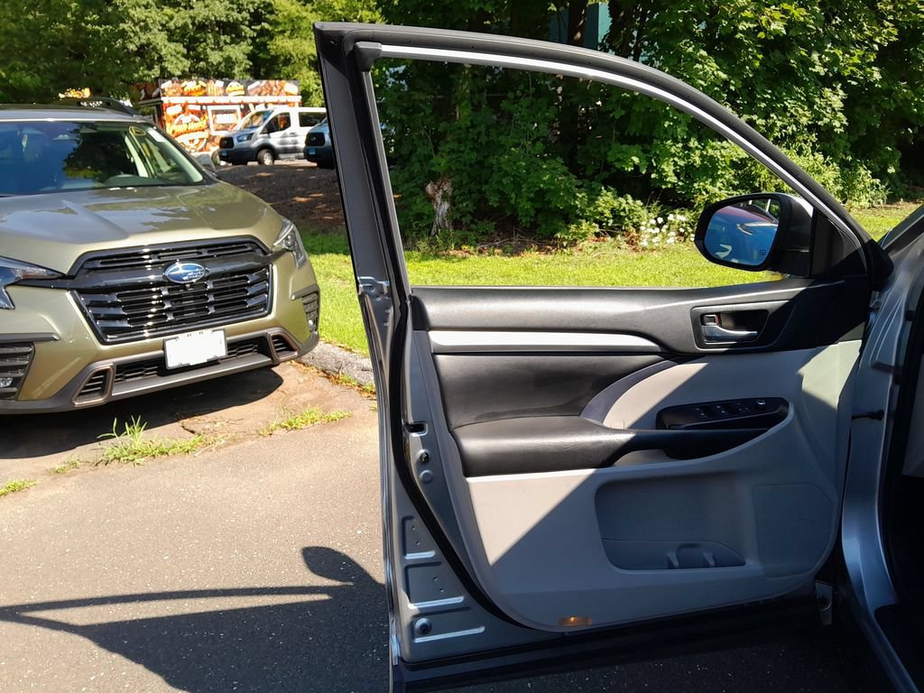 Used 2018 Toyota Highlander XLE AWD/4WD image 11
