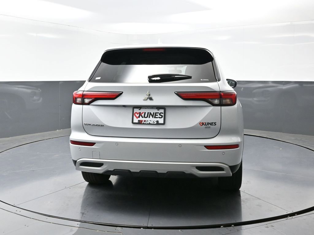 Used 2024 Mitsubishi Outlander SE image 13