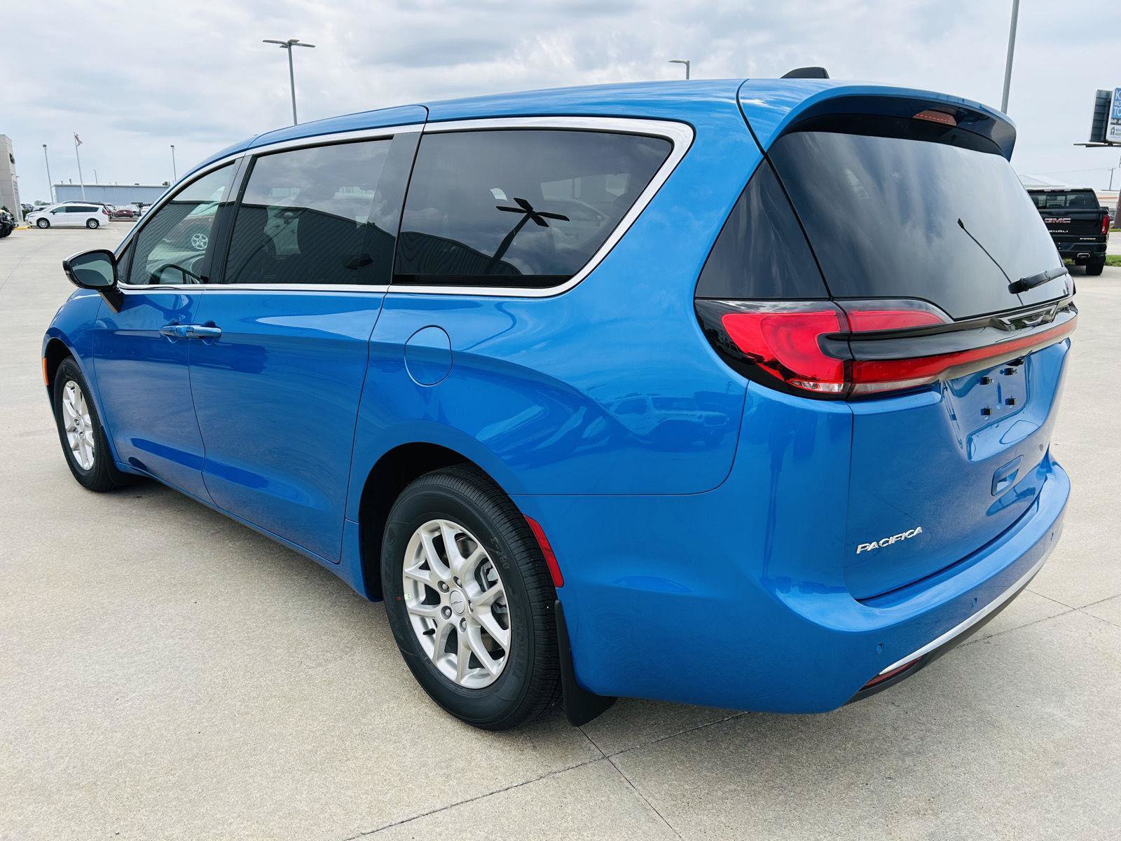 New 2027 Chrysler Pacifica Select FWD image 36