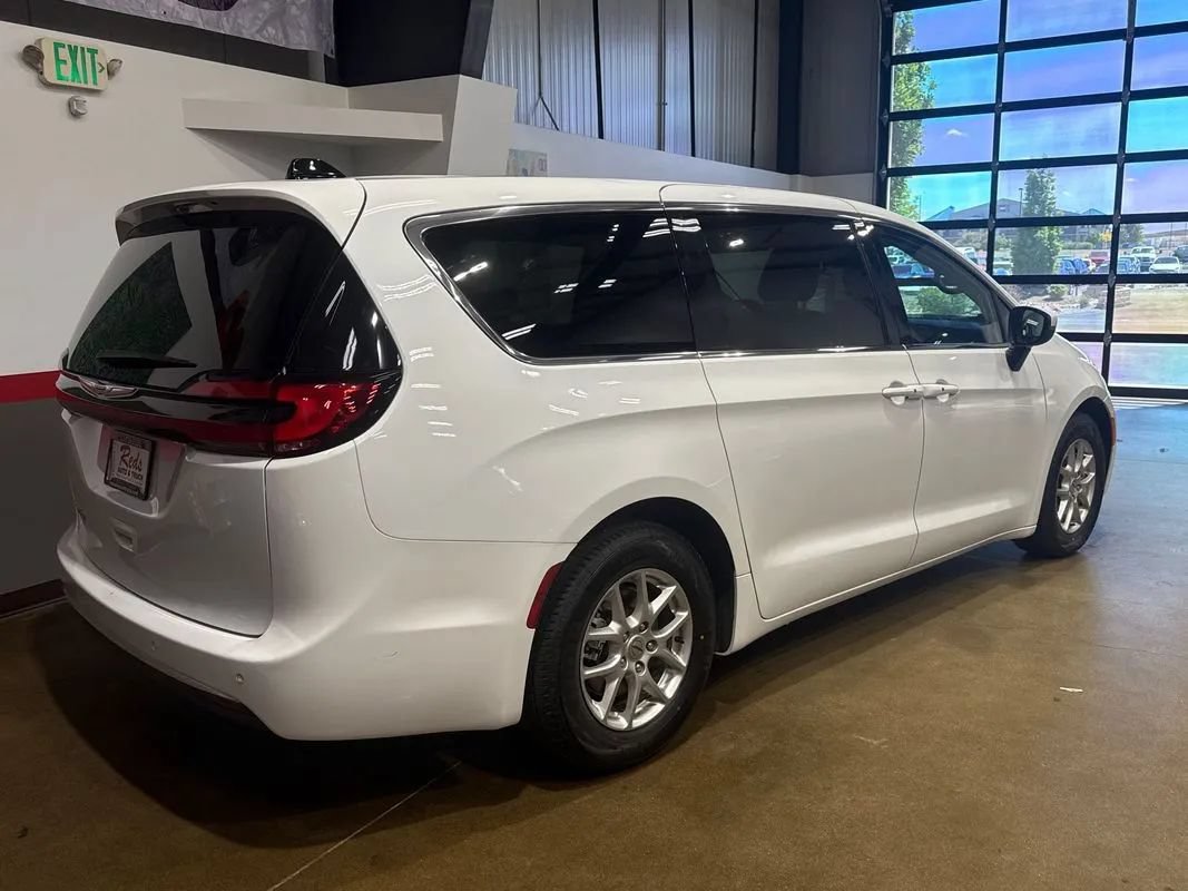 Used 2023 Chrysler Pacifica Touring-L FWD image 60