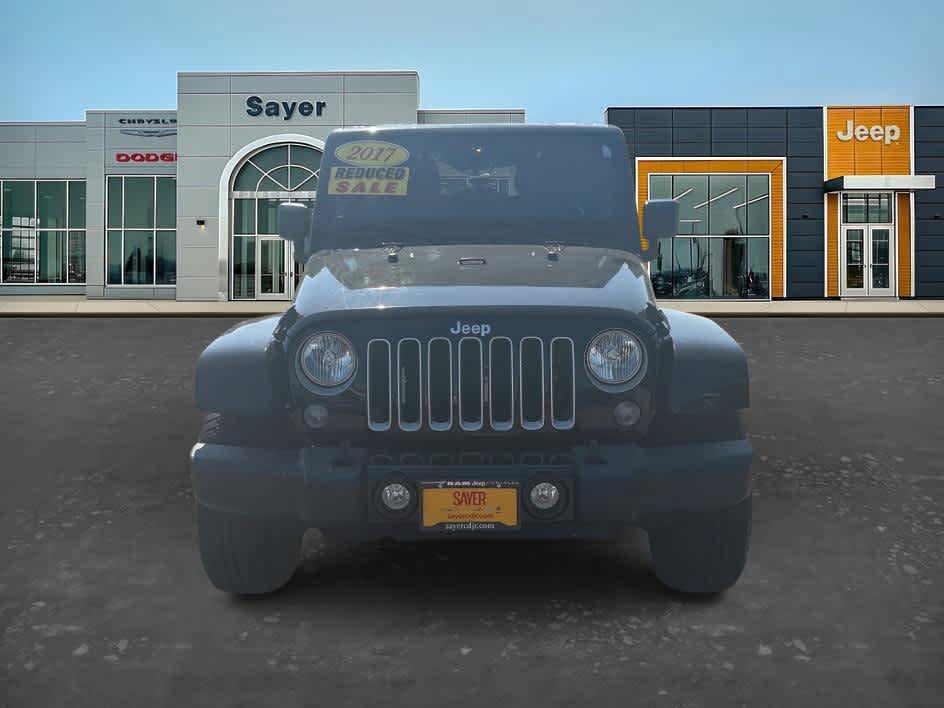 Used 2017 Jeep Wrangler Unlimited Sahara w/ Connectivity Group AWD/4WD image 2