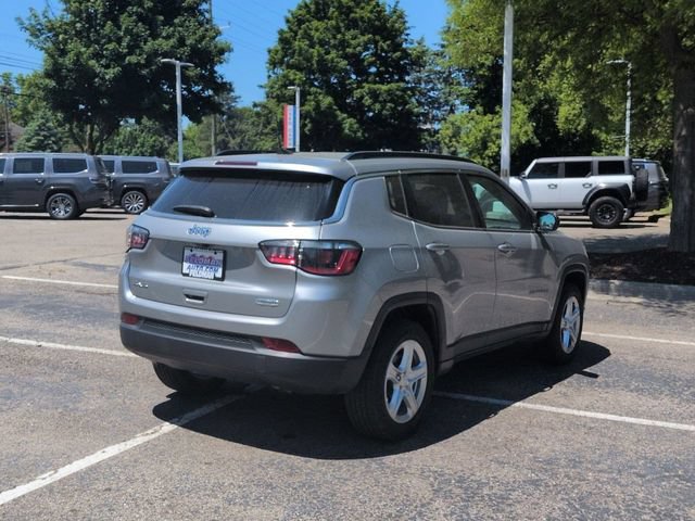 Used 2024 Jeep Compass Latitude w/ Convenience Group AWD/4WD image 3