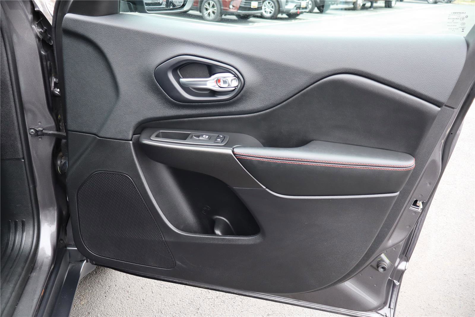 Used 2019 Jeep Cherokee Trailhawk image 26