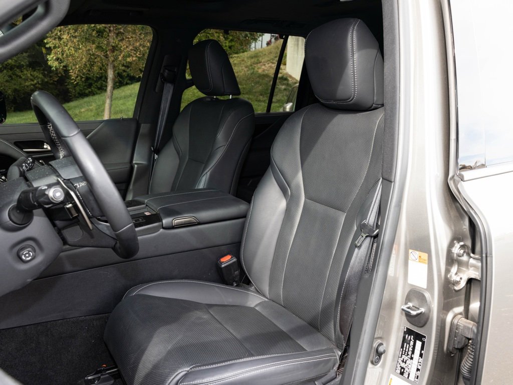 Used 2024 Lexus LX 600 4WD w/ Luxury Package image 3