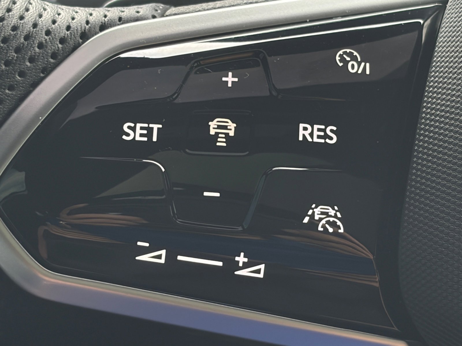 Used 2025 Volkswagen Jetta GLI Autobahn image 33