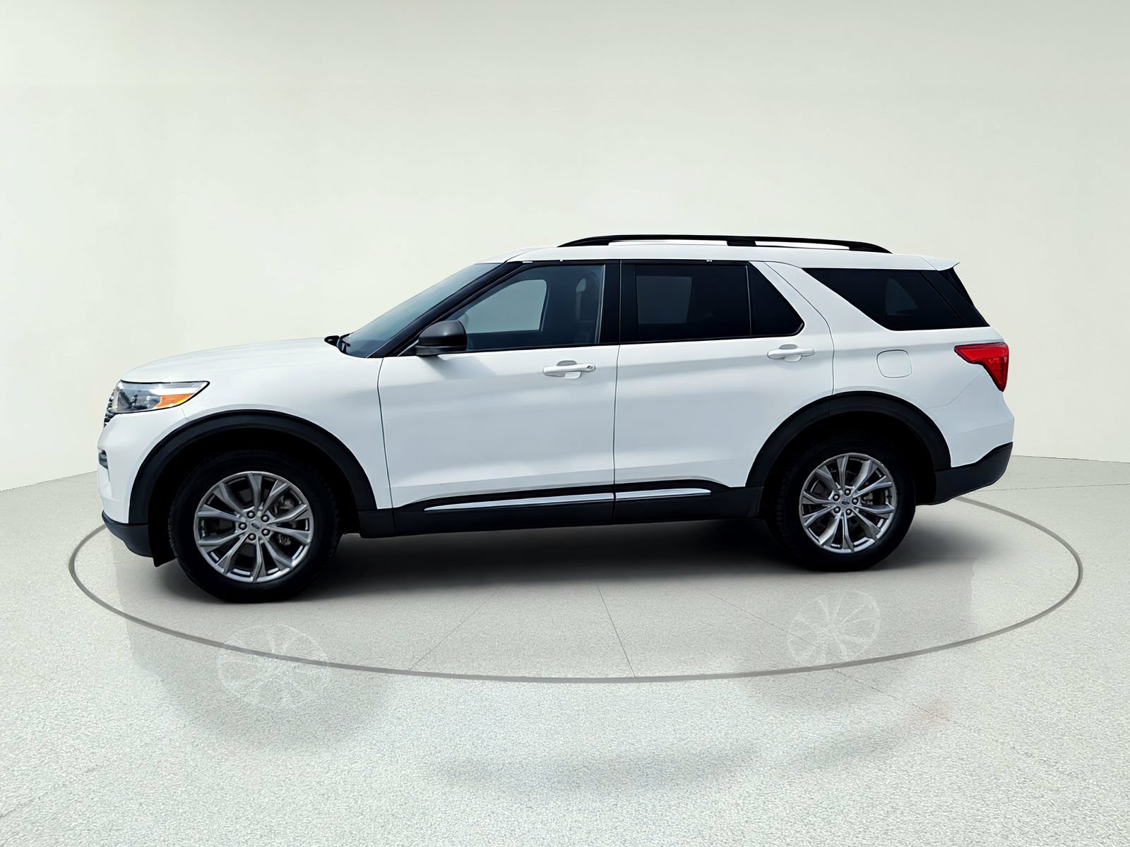 Used 2022 Ford Explorer XLT w/ Equipment Group 202A AWD/4WD image 3