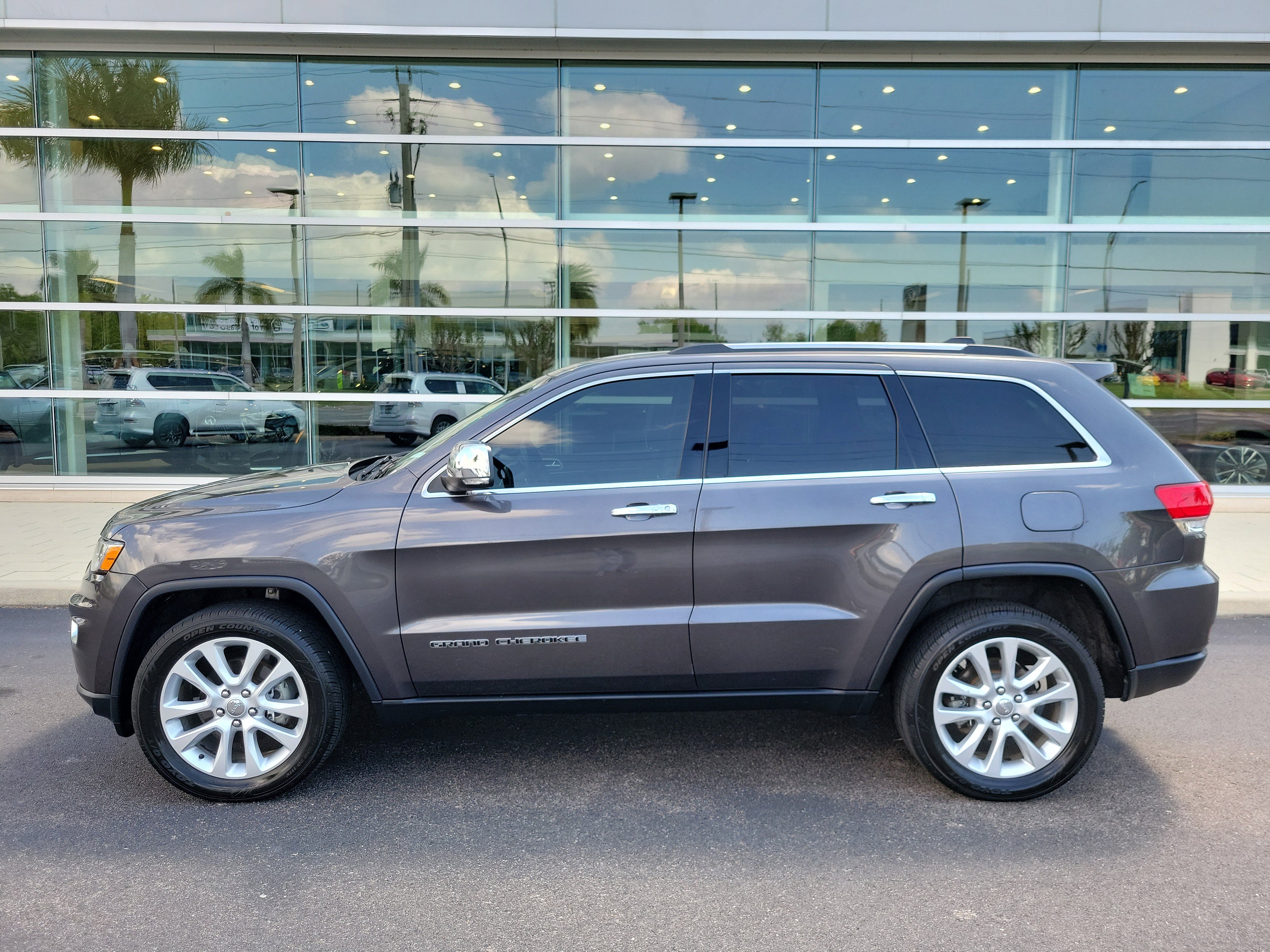 Used 2017 Jeep Grand Cherokee Limited AWD/4WD image 7