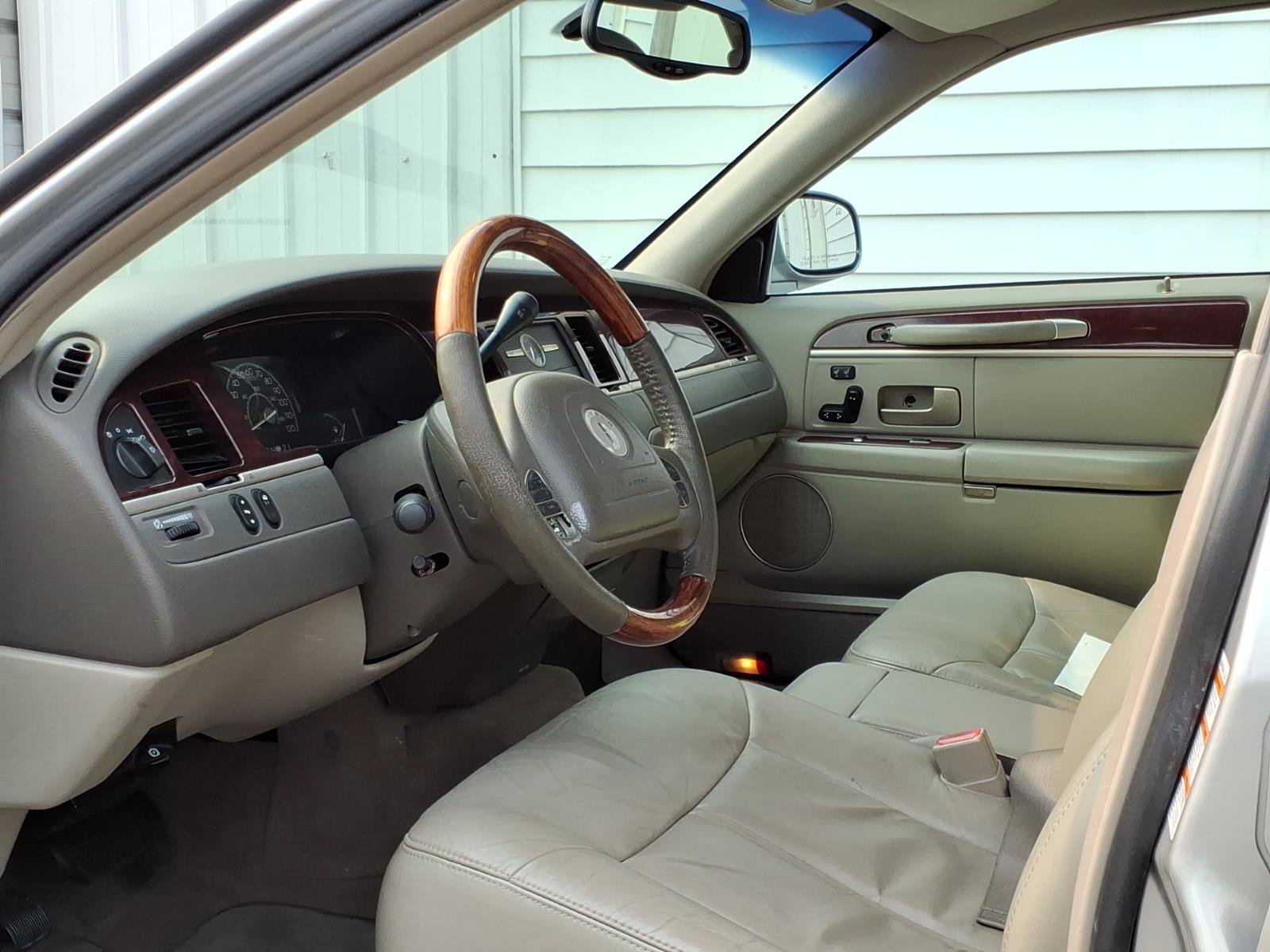 Used 2004 Lincoln Town Car Ultimate RWD image 8