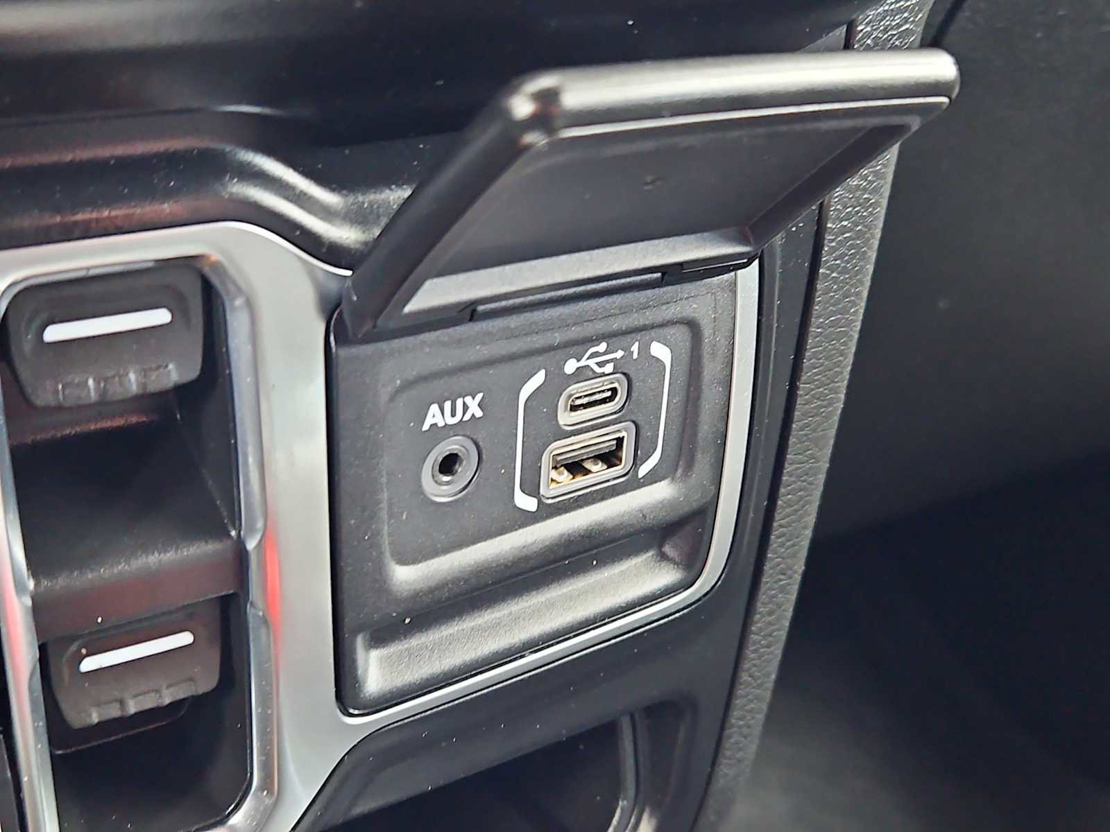 Used 2023 Jeep Wrangler Unlimited Sahara w/ Cold Weather Group AWD/4WD image 18