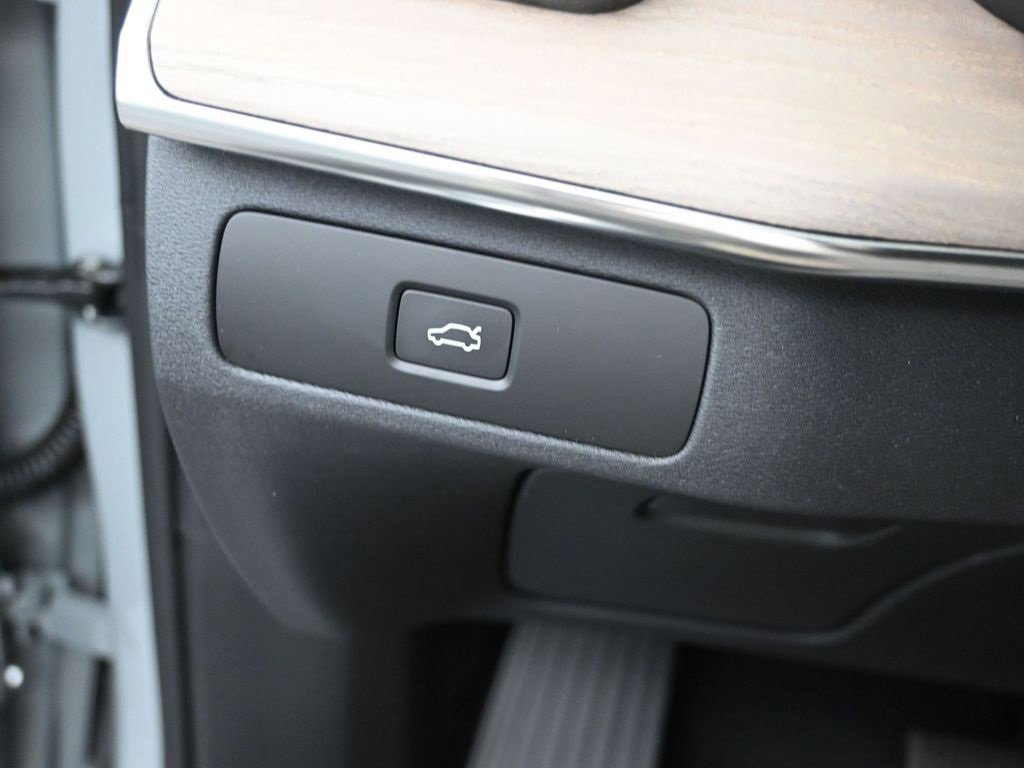 New 2026 Volvo XC90 B6 Plus w/ Protection Package Premier image 15