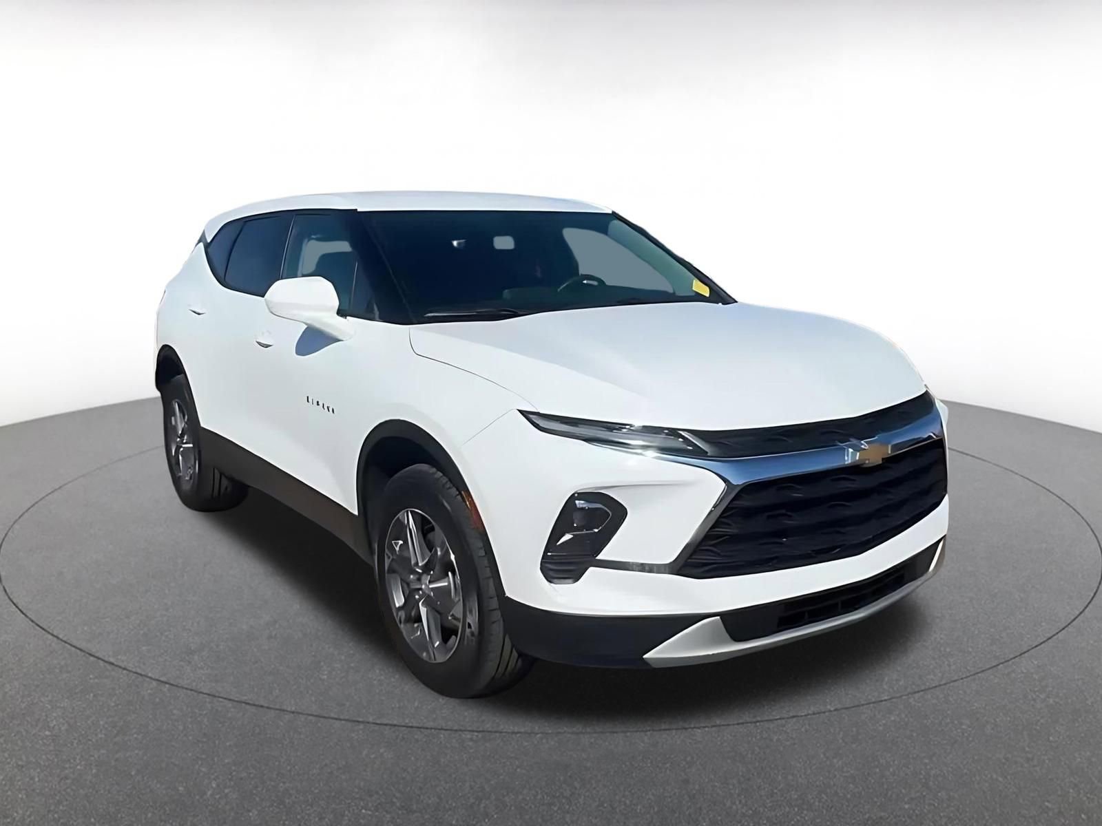 Used 2025 Chevrolet Blazer LT image 3
