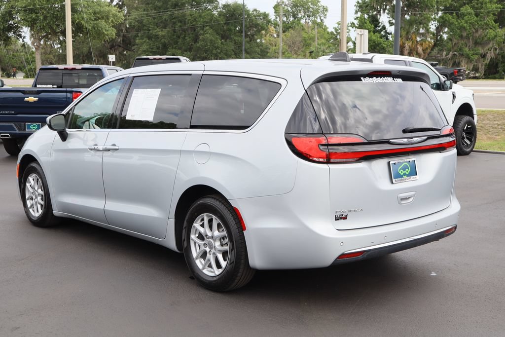 Used 2023 Chrysler Pacifica Touring FWD image 7