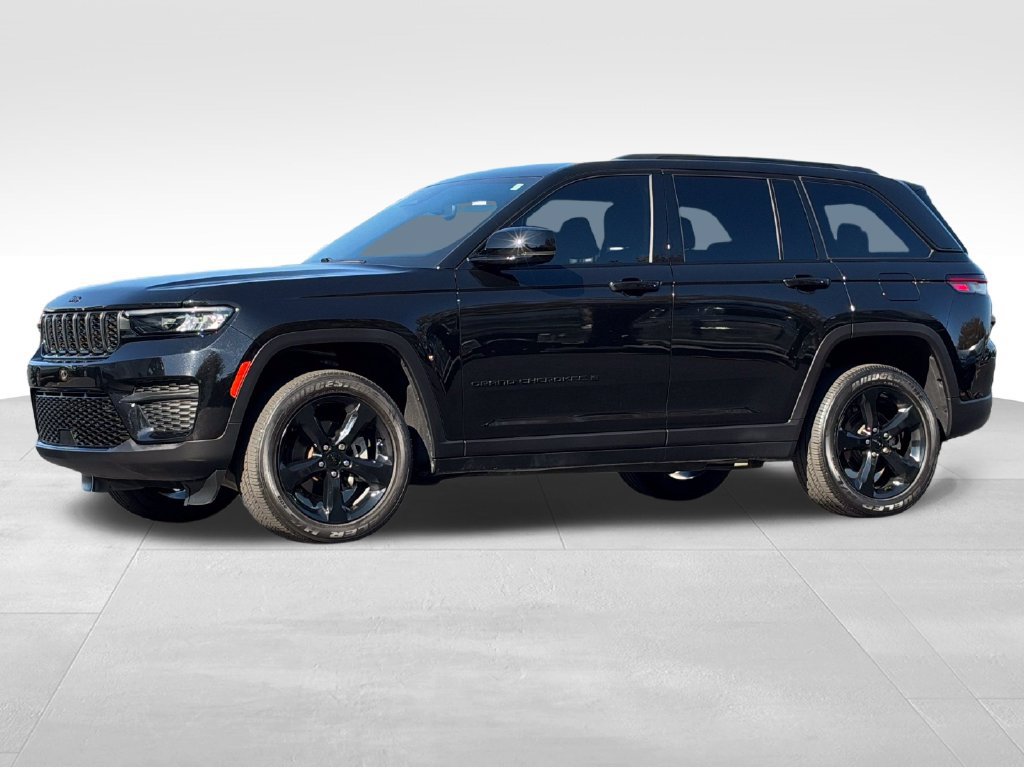 Used 2024 Jeep Grand Cherokee Altitude AWD/4WD image 3