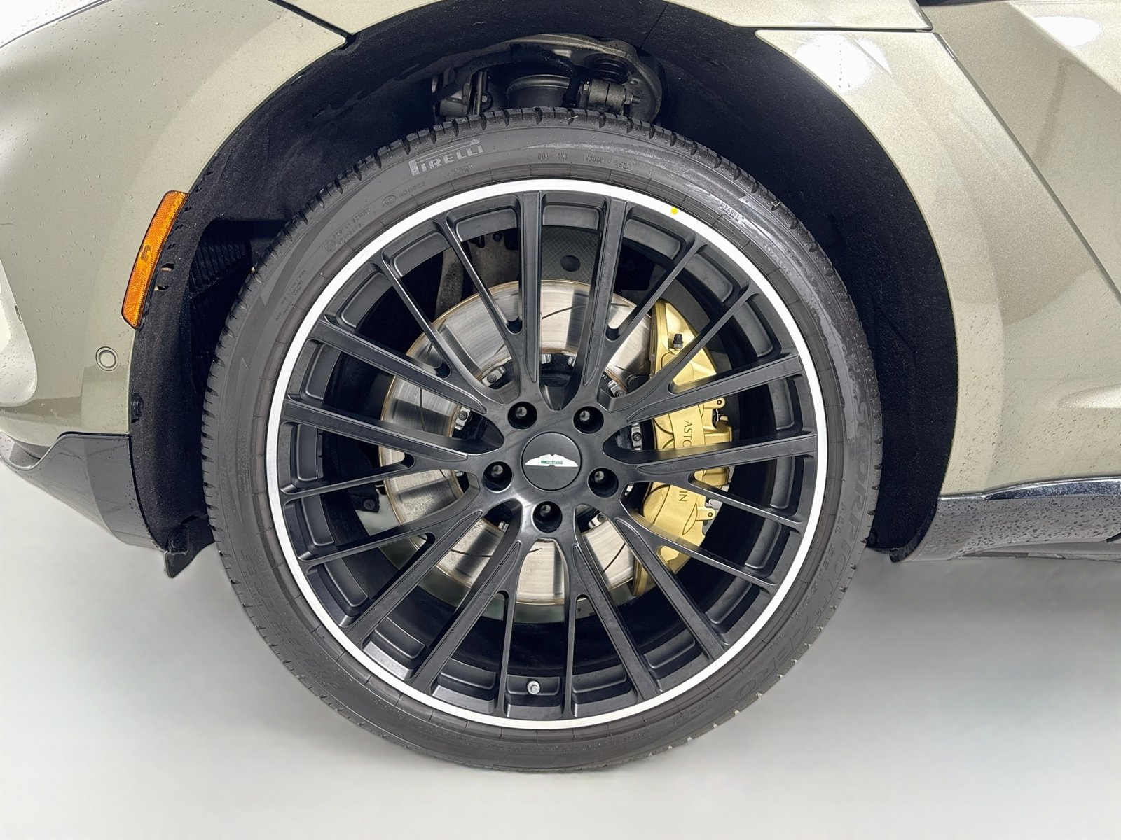 Used 2023 Aston Martin DBX AWD/4WD image 10
