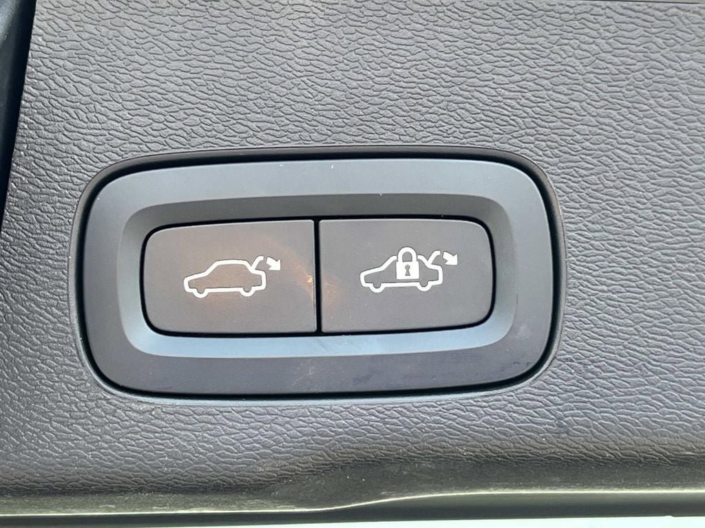 Certified 2023 Volvo XC60 B5 Plus AWD/4WD image 13