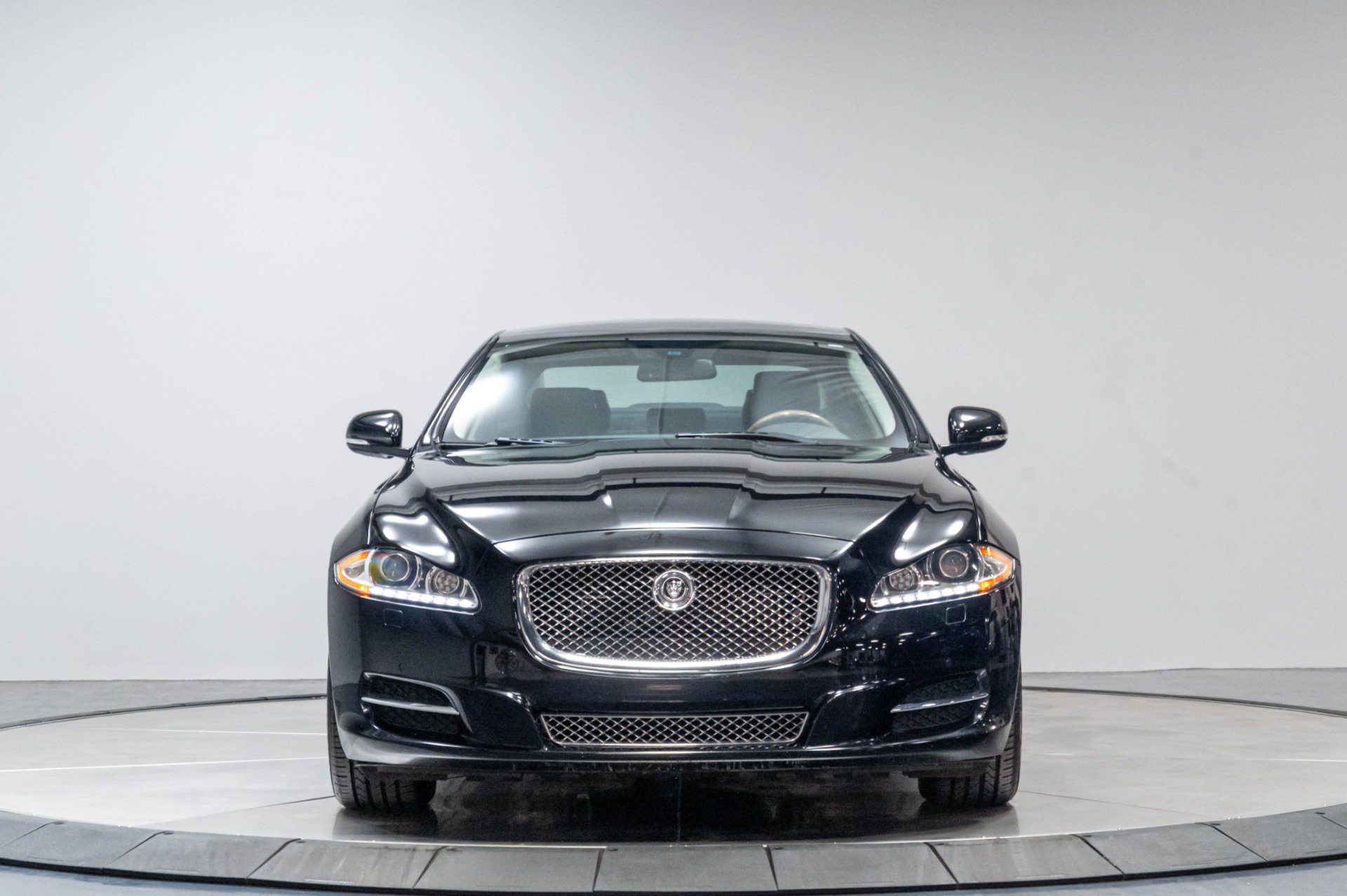 Used 2013 Jaguar XJ AWD image 43