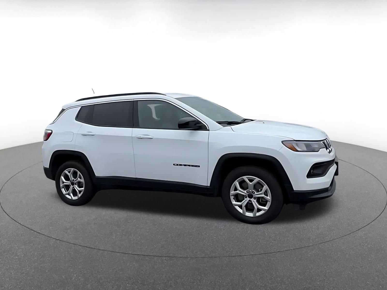 Used 2025 Jeep Compass Latitude AWD/4WD image 2