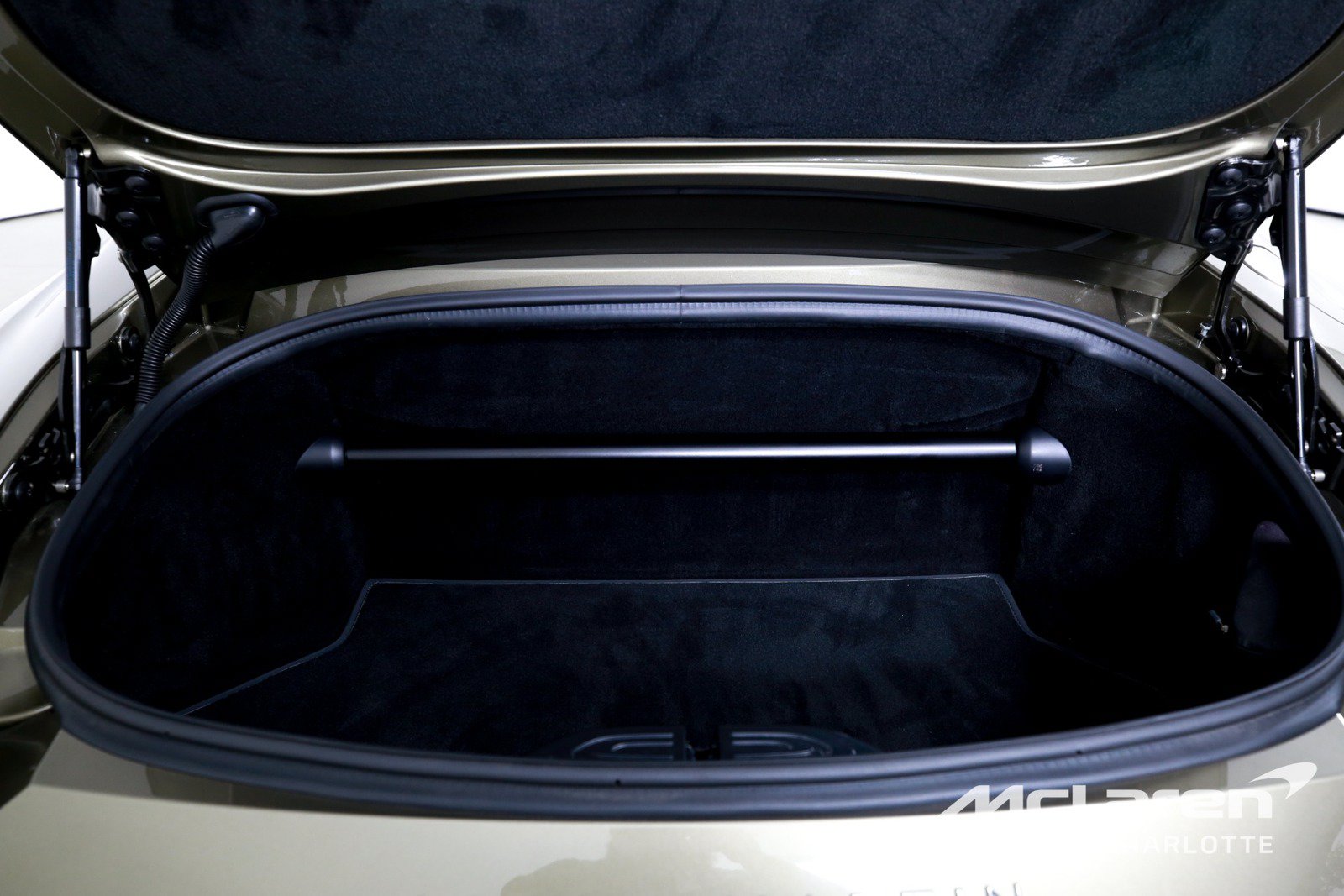 Used 2026 Aston Martin V8 Vantage S RWD image 18