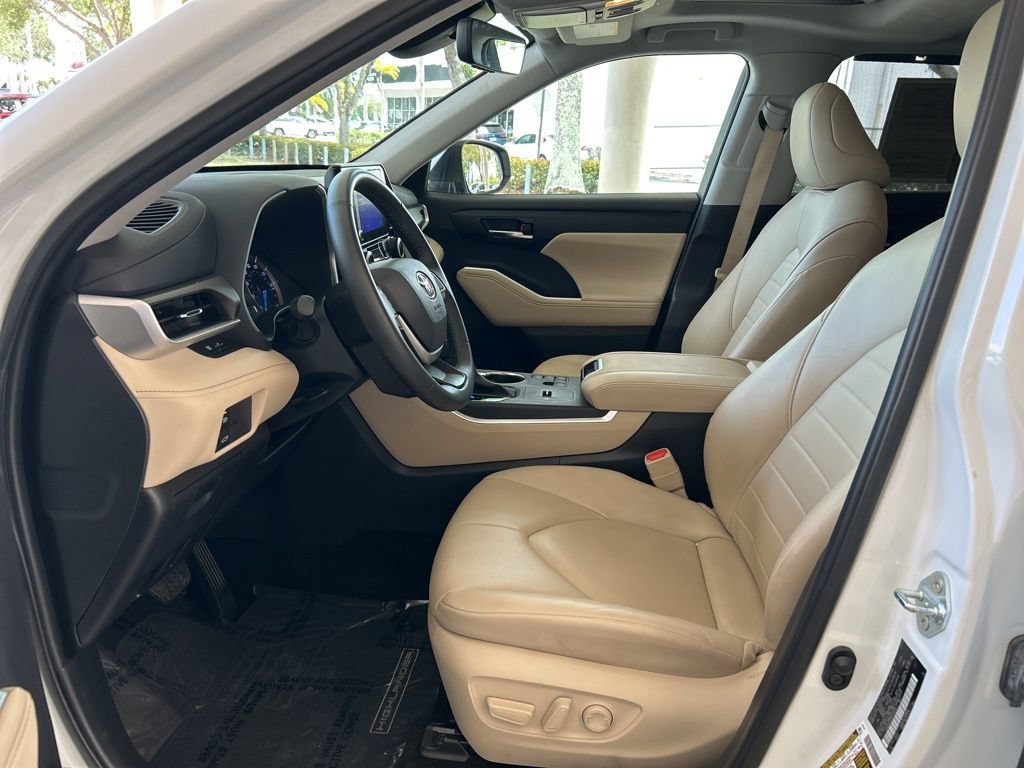 Used 2024 Toyota Highlander XLE AWD/4WD image 9