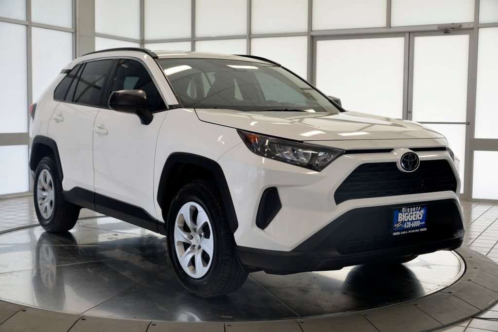 Used 2019 Toyota RAV4 LE FWD image 2