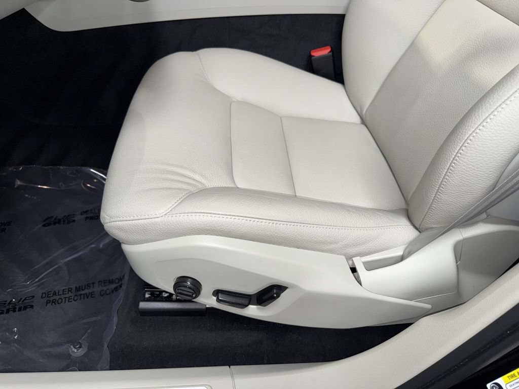 Used 2025 Volvo XC60 T8 Plus w/ Protection Package Premier AWD/4WD image 3