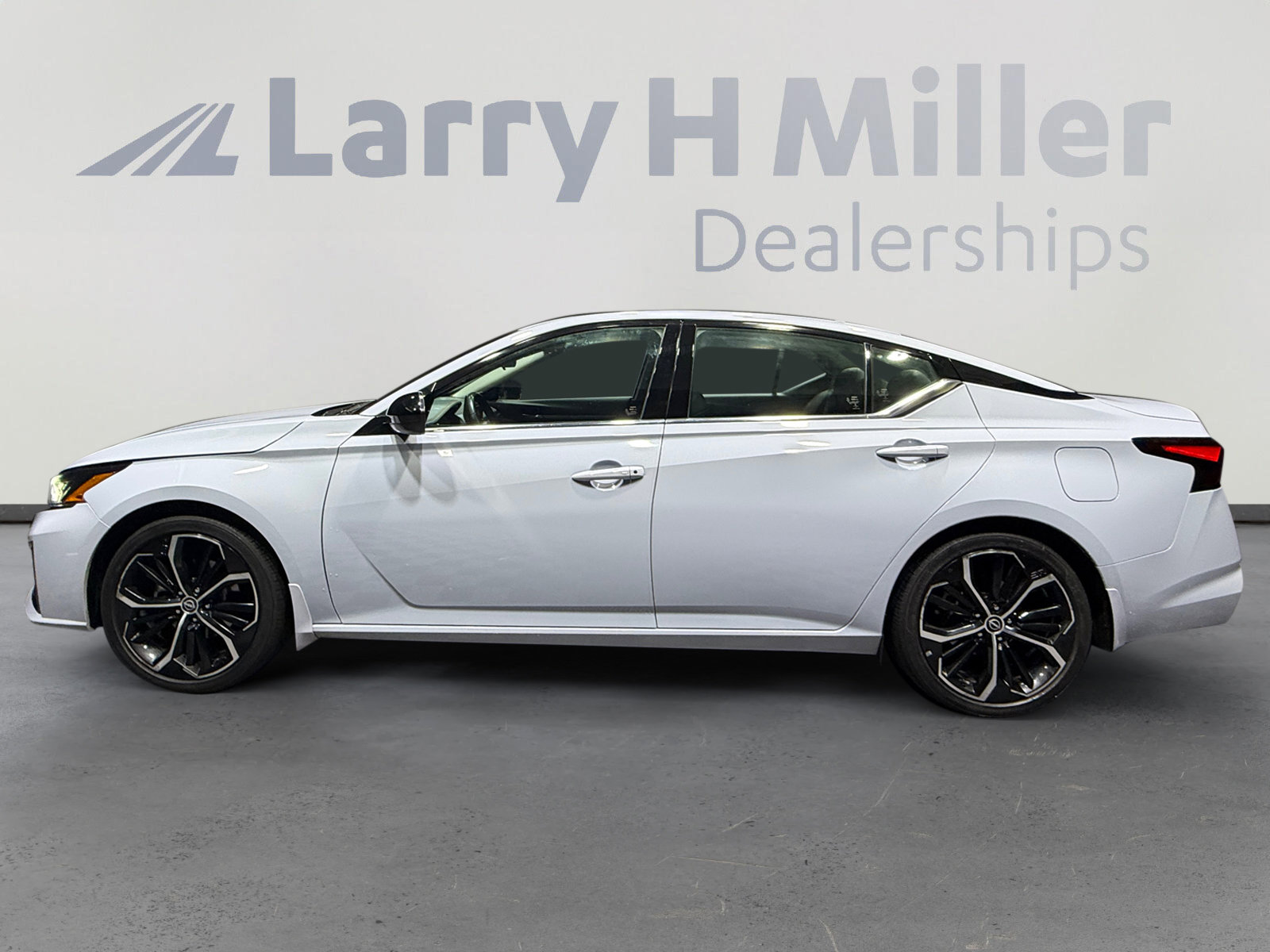 Used 2023 Nissan Altima 2.5 SR w/ SR Premium Package image 2