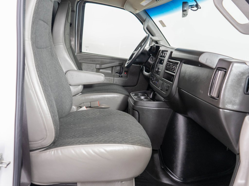 Used 2022 GMC Savana 2500 w/ Driver Convenience Package image 16