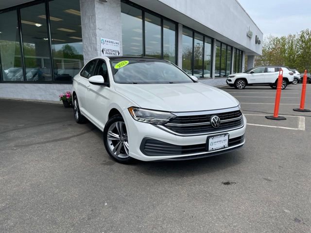 Used 2023 Volkswagen Jetta SE w/ Panoramic Sunroof Package FWD image 3