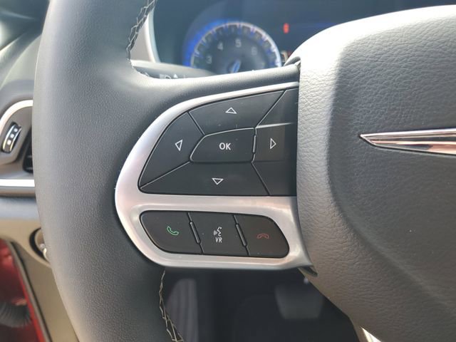 Used 2025 Chrysler Pacifica Select image 16