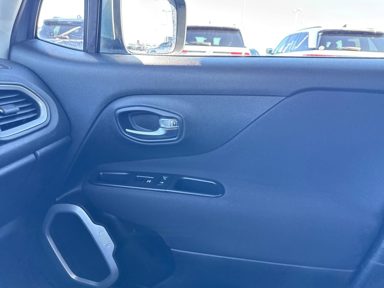 Used 2018 Jeep Renegade Latitude image 24