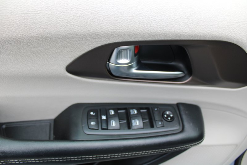 Used 2020 Chrysler Voyager LX image 16