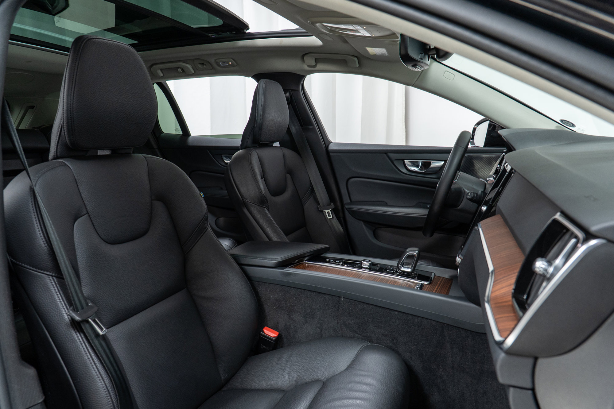 Used 2024 Volvo V60 B5 Cross Country Plus image 22