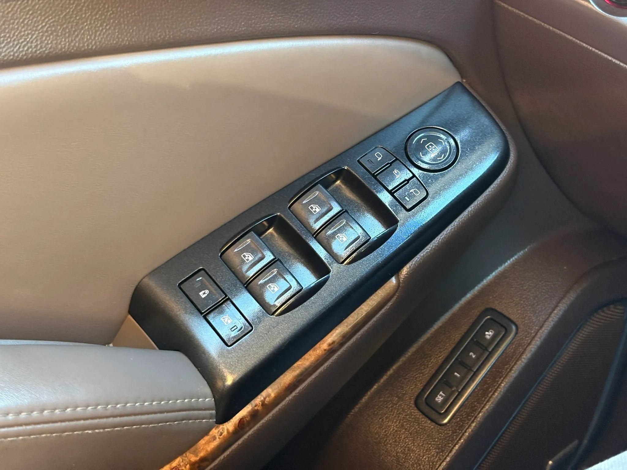 Used 2015 GMC Yukon Denali w/ Premium Package AWD/4WD image 10