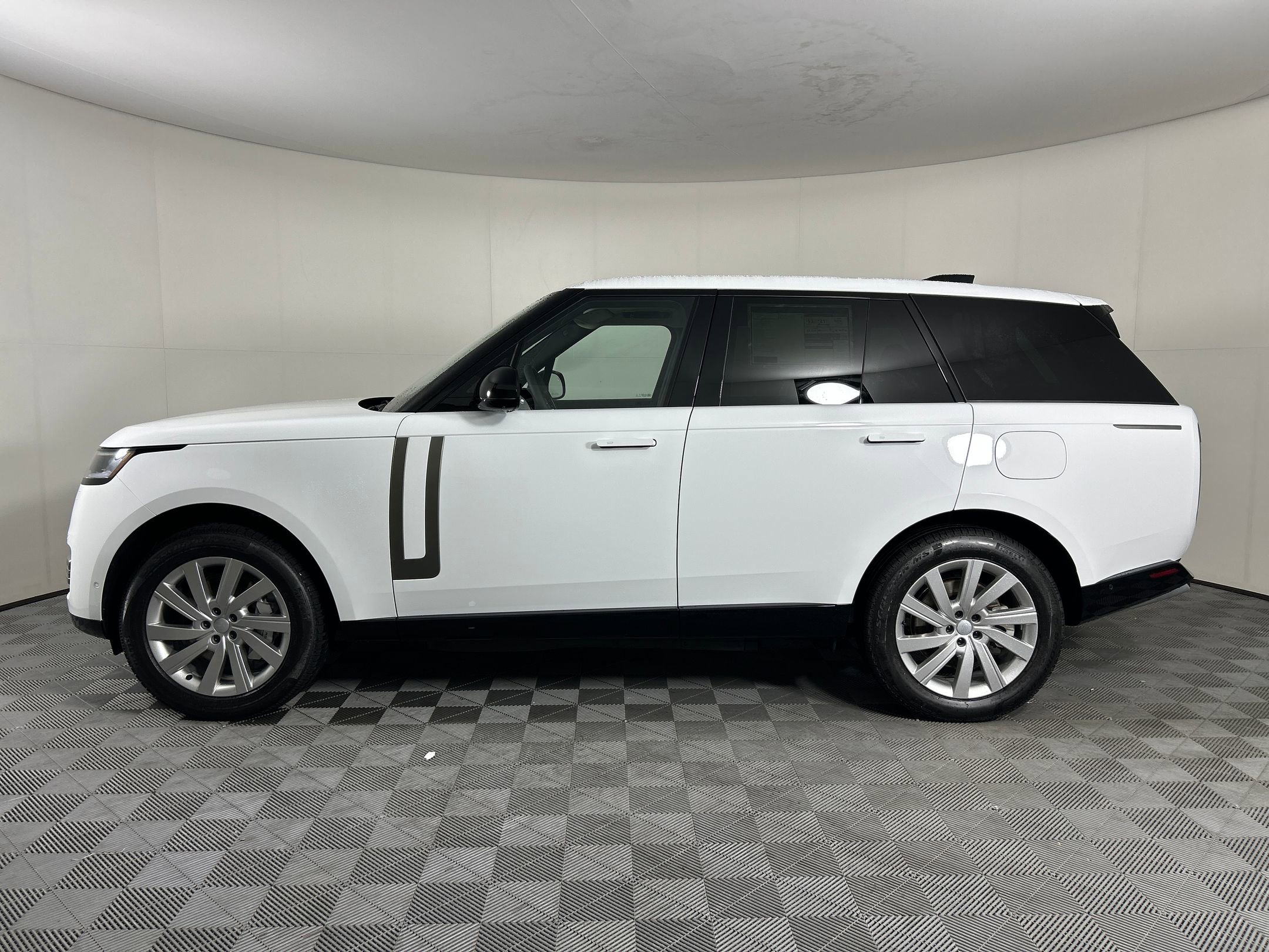 New 2025 Land Rover Range Rover SE image 2